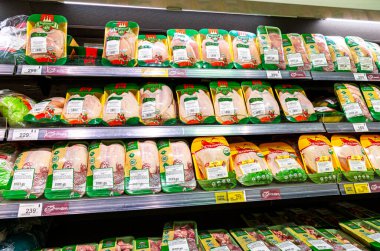 Samara, Rusya - 8 Mayıs 2021: Bir markette raflarda taze çiğ tavuk eti sergilenen vitrin. Kümes hayvanları satılmaya hazır.