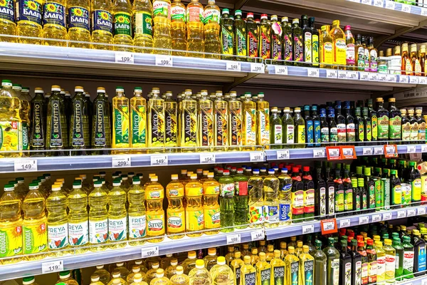 Samara, Rusya - 9 Mayıs 2021: Süpermarkette çeşitli ayçiçeği yağı satışa hazır