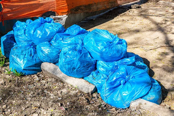 Blaue Müllsäcke Stapelten Sich Einem Haufen Konzept Von Umwelt Und — Stockfoto