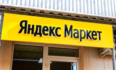 Samara, Rusya - 6 Mayıs 2021: Çevrimiçi Yandex Market siparişleri konusunda imza tahtası. Metin Rusça: Yandex Pazarı
