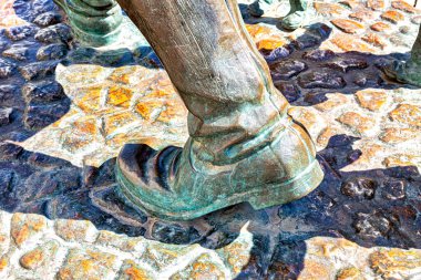 Samara, Rusya - 6 Mayıs 2021: Bronz bot. Yaya caddesindeki 