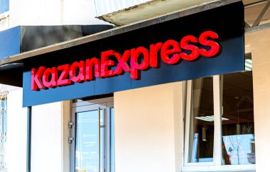 Samara, Rusya - 6 Mayıs 2021: Çevrimiçi KazanExpress mağazasının siparişleri konusunda tabela