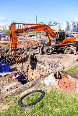 Samara, Rusya - 6 Mayıs 2021: Yazın ana ısıtma borularının yenilenmesi. Yeraltı iletişiminin onarımı ve yenilenmesi