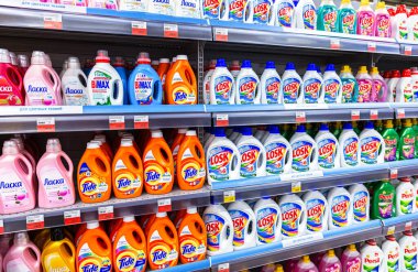 Samara, Rusya - 7 Eylül 2019: Dükkanda deterjanlı plastik şişeler
