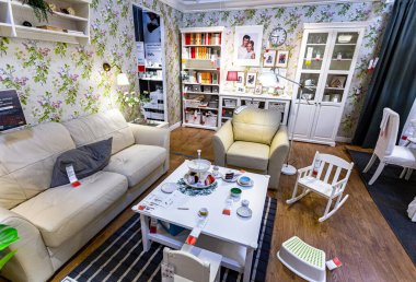 Samara, Rusya - 14 Eylül 2019: IKEA mağazasının içindeki mobilyalarla oturma odası