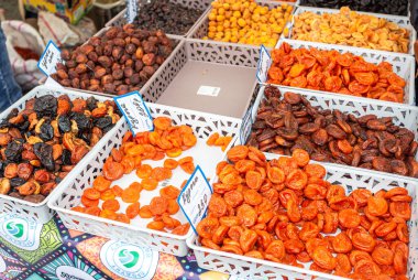 Samara, Rusya - 4 Ekim 2019: Yerel tarım pazarında kurutulmuş meyve satmak. Sepetlerde kurutulmuş meyve: kayısı, kuru erik. Organik ve taze sağlıklı beslenme kavramı