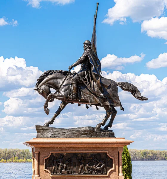ロシアのサマラ 2021年5月8日 サマラ市の創設者へのブロンズ記念碑 グリゴリー ザセキン王子は青い空とヴォルガ川に対して — ストック写真