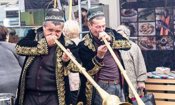 Samara Rusland Oktober 2019 Oezbeekse Etnische Muzikanten Spelen Lange Blaasinstrumenten — Stockfoto