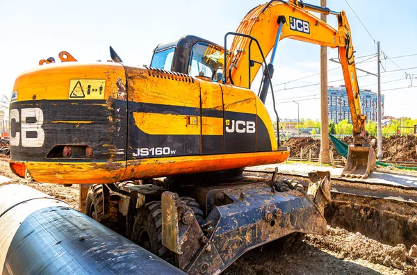 Samara Oroszország 2021 Május Backhoe Working Construction Road Kotrógép Ássa — Stock Fotó