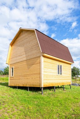 Yeni küçük ahşap ev, metal yığını üzerine inşa ediliyor. 