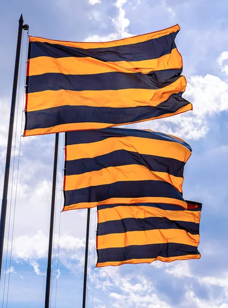 Флаги Святого Георгия Размахивающие Ветром Против Неба Чёрно Оранжевые Полосатые — стоковое фото