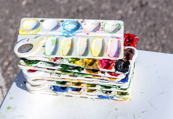 Tavolozze Miscelazione Colore Plastica Strumenti Disegno Creativi Primo Piano — Foto Stock