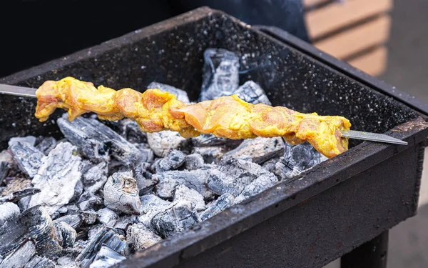 Gegrilde Smakelijke Kebab Koken Metalen Spies Shashlik Tijdens Het Koken — Stockfoto