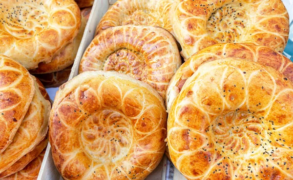 Свежий Узбекский Плоский Хлеб Кунжутом Тандира Традиционный Восточный Плоский Хлеб — стоковое фото