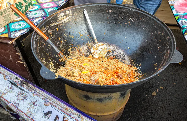 Appetitlich Traditionelle Usbekische Pilaf Einem Großen Kessel Freien — Stockfoto