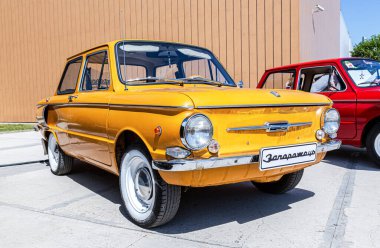 Samara, Rusya - 15 Mayıs 2021: Sovyet otomobili ZAZ-968 şehir sokağına park edildi