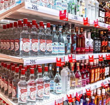 Samara, Rusya - 15 Mayıs 2021: Çeşitli şişelenmiş alkollü içecekler süpermarket raflarında satışa sunuldu