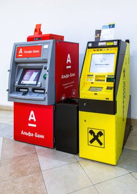 Samara, Rusya - 15 Mayıs 2021: Farklı bankaların ATM kremleri bir alışveriş merkezinde