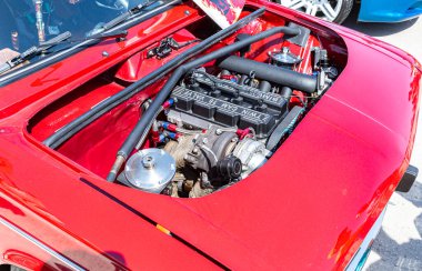 Samara, Rusya - 15 Mayıs 2021: Rus otomobili Lada-2106 motorlu, bir aracın kaputunun altında