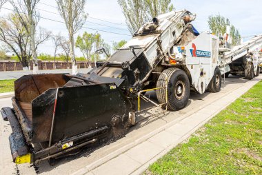 Samara, Rusya - 10 Mayıs 2021: Yaz gününde yeni karayolu inşaatı üzerinde çalışan Roadtec sokak makinesi