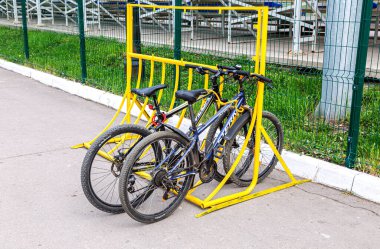 Samara, Rusya - 10 Mayıs 2021: Bisikletler için park yerinde bisikletler