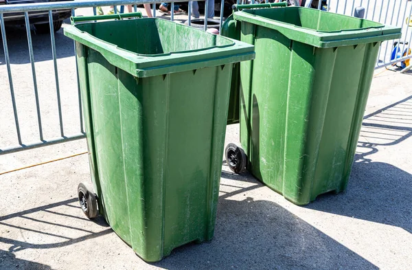 Samara Russland Mai 2021 Offene Grüne Plastikmülltonnen Müllcontainer Der Stadtstraße — Stockfoto