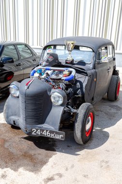 Samara, Rusya - 15 Mayıs 2021: Motoru ayarlı Hot Rod aracı. Sovyet yapımı Moskvich 400 model bir araç.