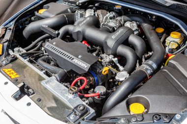 Samara, Rusya - 15 Mayıs 2021: Subaru aracının akort edilmiş motoru, bir aracın kaputunun altında