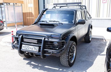 Samara, Rusya - 15 Mayıs 2021: tüm arazi lastikleriyle Lada 2329 aracını akort etti. Tüm arazi araçları siyah ayarlı 4x4