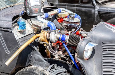 Samara, Rusya - 15 Mayıs 2021: Sovyet Moskvich 400 aracının üssünde modifiye edilmiş araba motoru. Bir aracın kaputunun altında