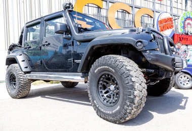 Samara, Rusya - 15 Mayıs 2021: tüm arazi lastikleri BFGoodrich ile donatılmış Jeep Wrangler aracı. Tüm arazi araçları siyah 4x4