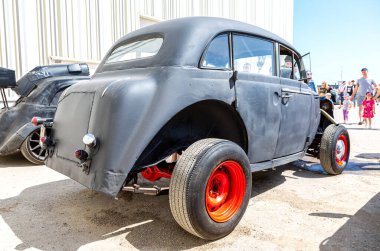 Samara, Rusya - 15 Mayıs 2021: Motoru ayarlı Hot Rod aracı. Sovyet yapımı Moskvich 400 model bir araç.