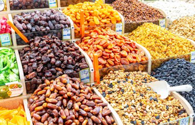 Samara, Rusya - 25 Mayıs 2021: Çiftçi pazarında fındık, şeker ve kuru meyve satmak