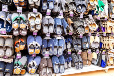 Samara, Rusya - 25 Mayıs 2021: Zincirdeki süpermarkette satış yapmaya hazır erkekler için çeşitli terlikler