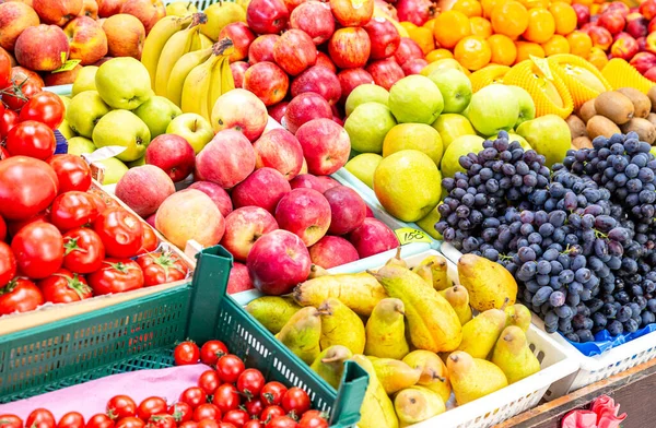 Mele Fresche Mature Biologiche Uva Altri Frutti Vengono Venduti Mercato — Foto Stock