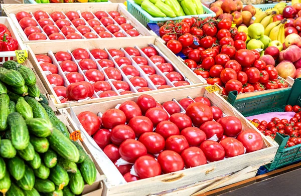 Cetrioli Pomodori Gli Altri Frutti Appena Raccolti Vengono Venduti Mercato — Foto Stock