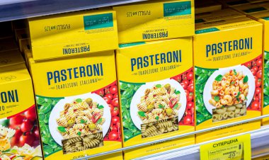 Samara, Rusya - 1 Haziran 2021: Bir süpermarkette rafta duran İtalyan makarnası