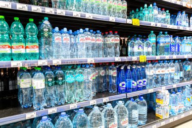 Samara, Rusya - 1 Haziran 2021: Markette satılan plastik şişelerde çeşitli tatlı su