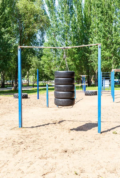 Autobanden Voor Sporttraining Worden Opgehangen Aan Kettingen Het Sportterrein — Stockfoto