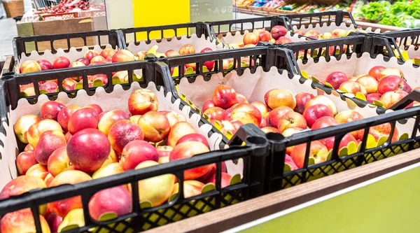 Yeni Hasat Edilen Şeftaliler Süpermarkette Satılıyor — Stok fotoğraf