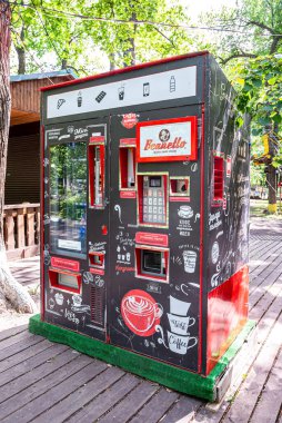 Samara, Rusya - 6 Haziran 2021: Şehir parkında Beanetto 'nun satış makinesi. Beanetto Ulusal Otomat Santrali