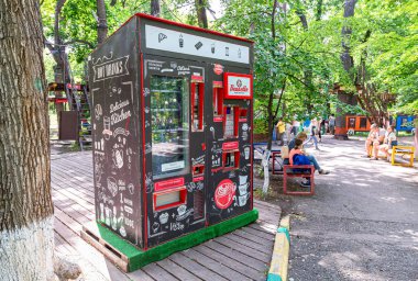 Samara, Rusya - 6 Haziran 2021: Şehir parkında Beanetto 'nun satış makinesi. Beanetto Ulusal Otomat Santrali