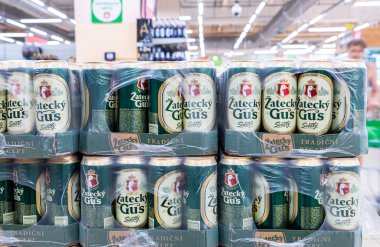 Samara, Rusya - 6 Haziran 2021 Zatecky Gus alkolik birası süpermarkette satışa hazır. Çeşitli alkollü içecekler ve alkollü içecekler