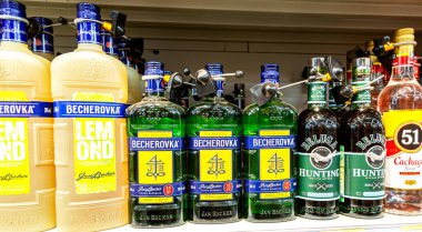 Samara, Rusya - 6 Haziran 2021: Becherovka bitkisel likörü ve diğer alkollü içecekler süpermarkette satılıyor. Şişelenmiş alkollü içecekler ve içkiler
