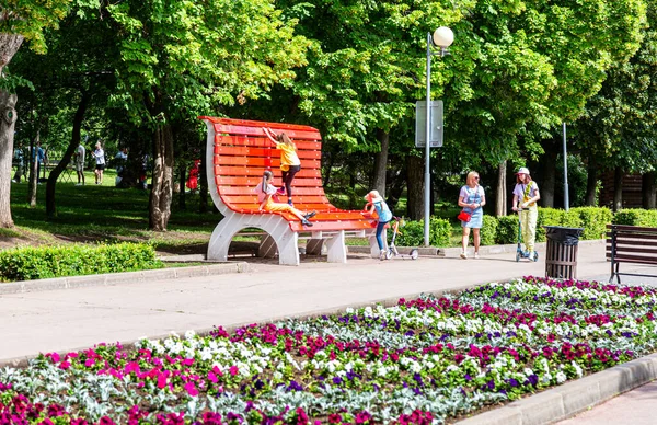 Samara Rusia Junio 2021 Niños Jugando Gran Banco Rojo Parque — Foto de Stock