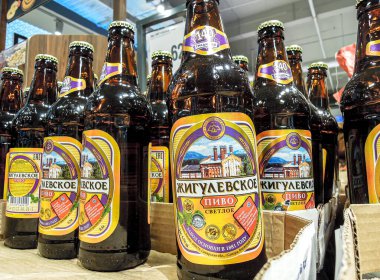 Samara, Rusya - 19 Mayıs 2021: Zhigulevskoe birası süpermarkette satışa hazır. Çeşitli alkollü içecekler ve alkollü içecekler