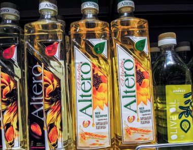 Samara, Rusya - 6 Haziran 2021: Altero şişelenmiş ayçiçeği yağı süpermarkette satışa hazır. Şişe ayçiçeği yağı