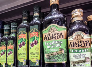 Samara, Rusya - 6 Haziran 2021: Süpermarkette satışa sunulan çeşitli İspanyol zeytinyağları. Şişelenmiş zeytin yağı.