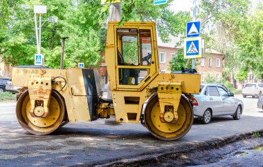 Samara, Rusya - 2 Haziran 2021: Yol onarımı endüstrisi