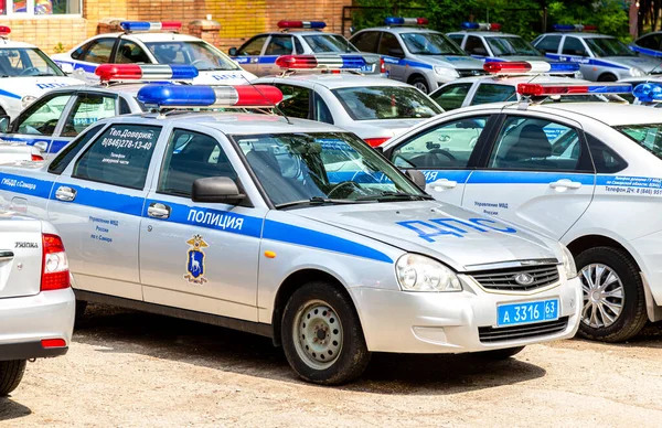 2021年6月2日 俄罗斯萨马拉 俄罗斯国家汽车监察局的警车在夏季停放在城市街道上 — 图库照片